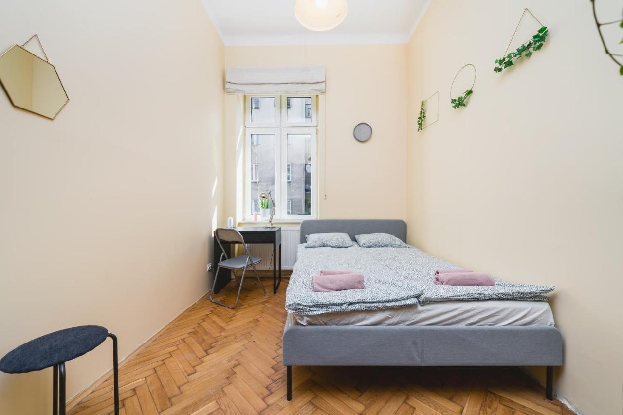 Homely 4 Bedroom Apartment - Old Town - By Upstairs クラクフ エクステリア 写真