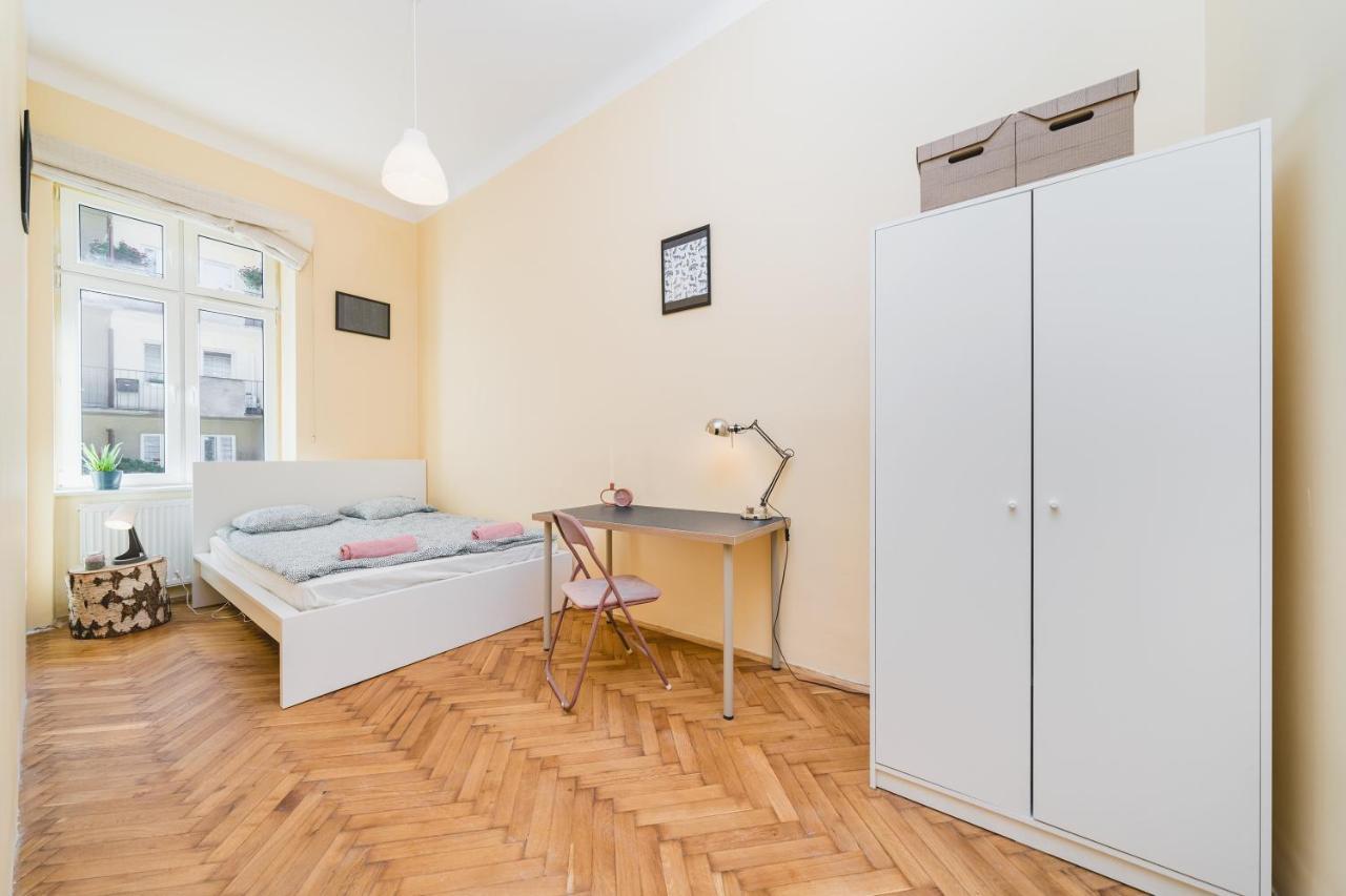 Homely 4 Bedroom Apartment - Old Town - By Upstairs クラクフ エクステリア 写真