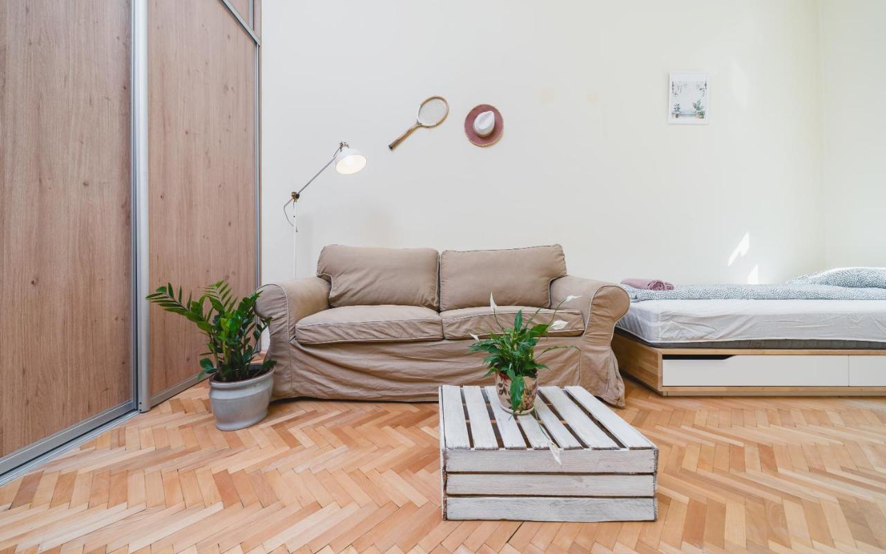 Homely 4 Bedroom Apartment - Old Town - By Upstairs クラクフ エクステリア 写真