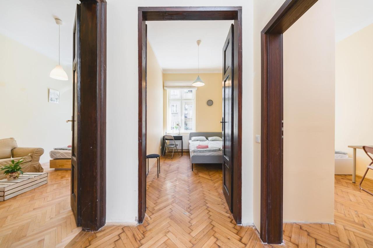 Homely 4 Bedroom Apartment - Old Town - By Upstairs クラクフ エクステリア 写真