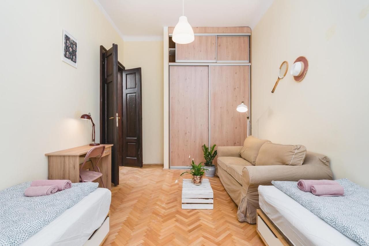 Homely 4 Bedroom Apartment - Old Town - By Upstairs クラクフ エクステリア 写真