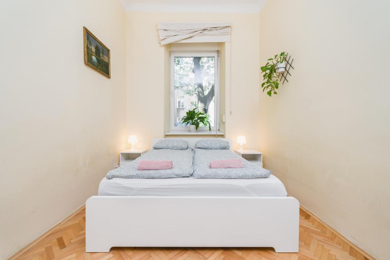 Homely 4 Bedroom Apartment - Old Town - By Upstairs クラクフ エクステリア 写真