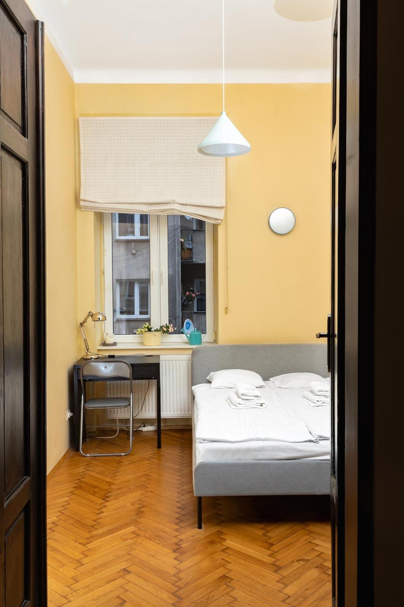 Homely 4 Bedroom Apartment - Old Town - By Upstairs クラクフ エクステリア 写真